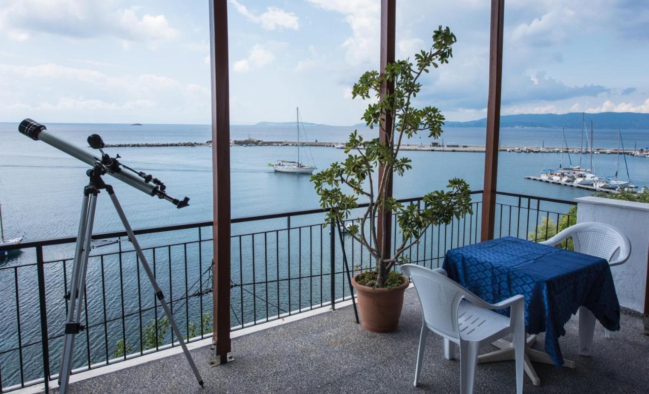 Orfanos Loutraki Rooms Exteriör bild
